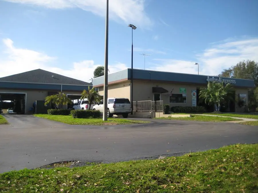 Oil_change_carwash Oil Change and Carwash Building
